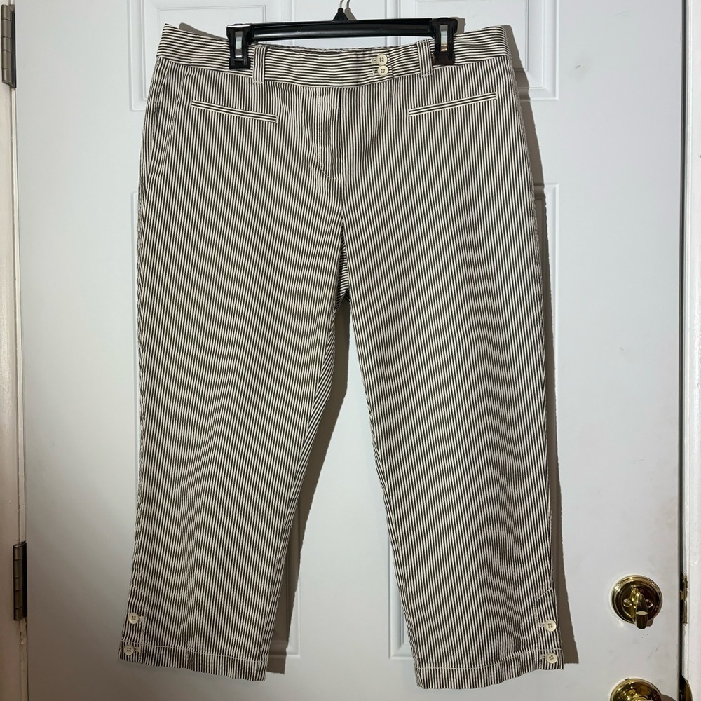 ❤️2/$15 or 3/$21❤️ Ann Taylor Loft Grey/White Seersucker Crop Pants, Size 14